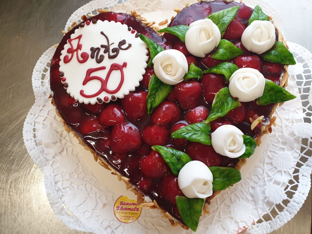 #6 Erdbeerherz mit individuellen Tortenschild