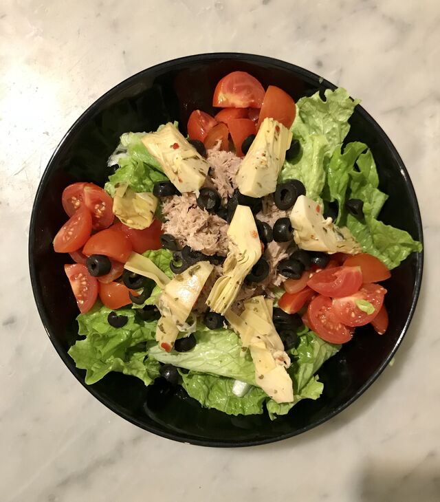 Insalata Nizzarda:
Insalata ?
Pomodori ?
Tonno ?
Carciofi
e Olive nere 