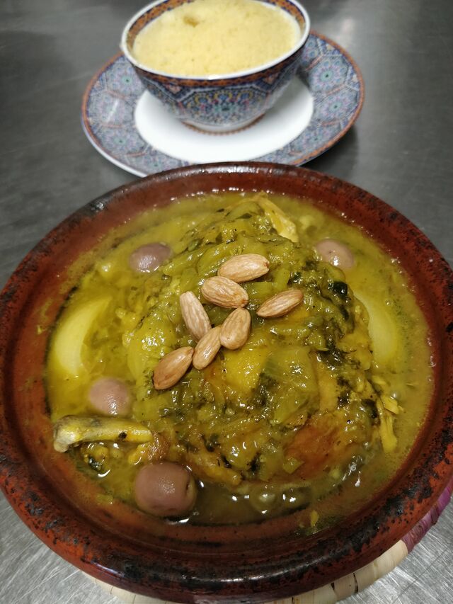 Tajine poulet aux olives et citron confit et amandes