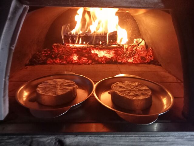 Camemberts cuits au feu de bois
