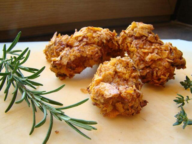 Für unsere kleinen Gäste halten wir des Öfteren gegrillte Chicken Nuggets bereit, paniert mit Kartoffelchips 