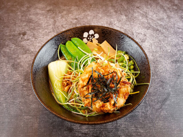 13. Miso Ramen mit Gemüse Tempura und Zuckerschoten (Vegan)