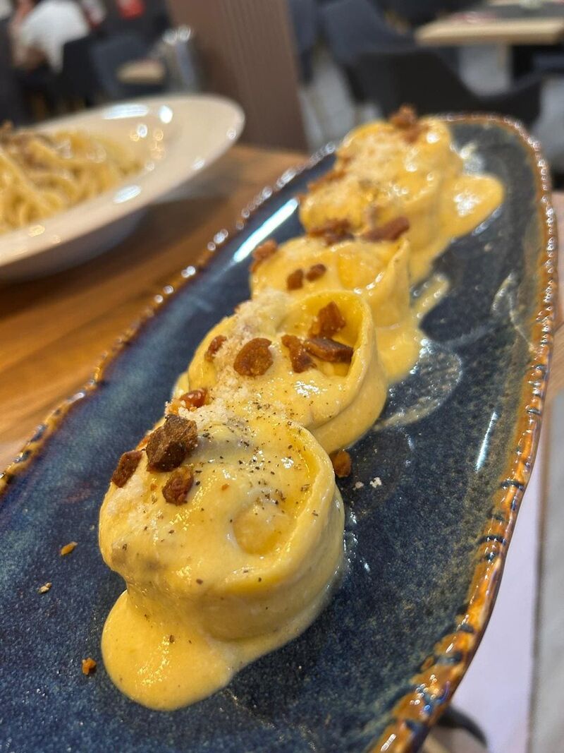 Cappellacci de cacio e pepe con salsa carbonara