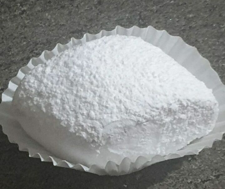 Makrout louz , un gâteau algerois amande citron oeufs frais, glacé avec une légère couche de sucre .
