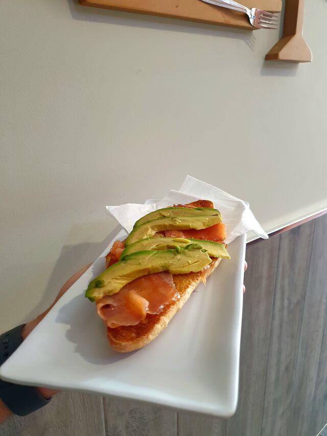 Tostada de salmón y aguacate