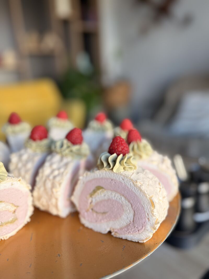 Snehová roláda malinovo-pistáciová