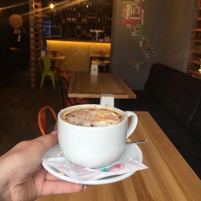 чашечка ніжного Капучіно в улюбленій PIZZA Roma, - життя дарить миті насолоди, не упусти можливість