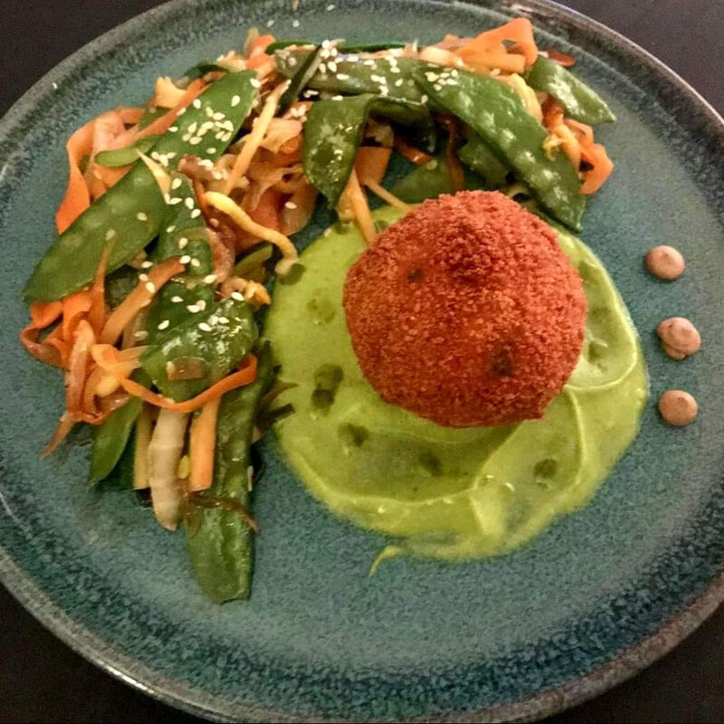 Wok de légumes de saison et arancini à la mozzarella et lentille corail , sauce à l ail noir