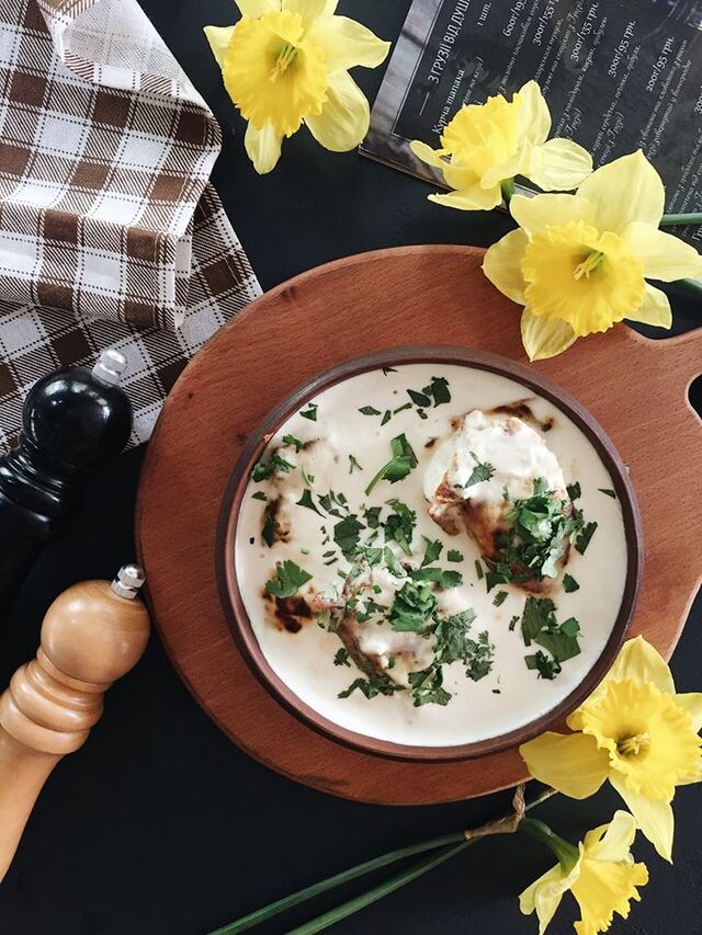 Шкмерулі - курочка запечена у молочно-часниковому соусі