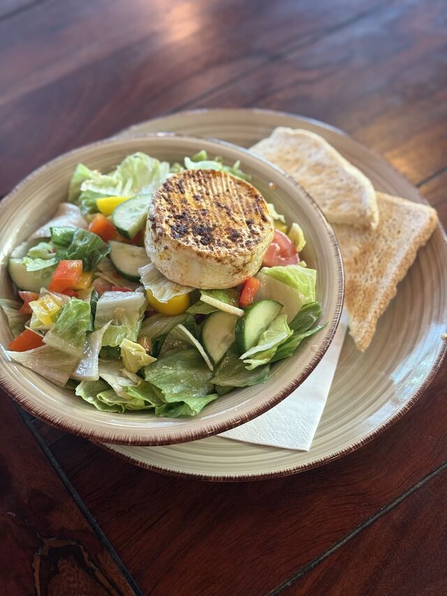 Grilovaný hermelín se salátem a tousty