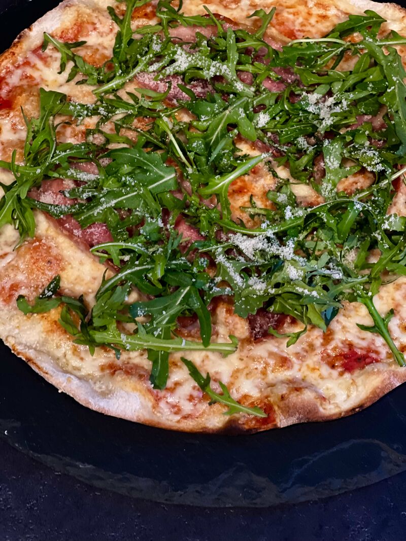 10. Parma
€9,60
Ø 32cm
(A D C 2 3)
Tomatensauce, Parmaschinken, Rucola, Gouda und Parmesan