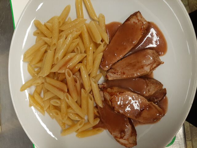 Schweinefilet in Madeirasoße und Nudel