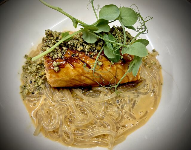 Salmó amb fideus de boniato i salsa de miso i cacahuet