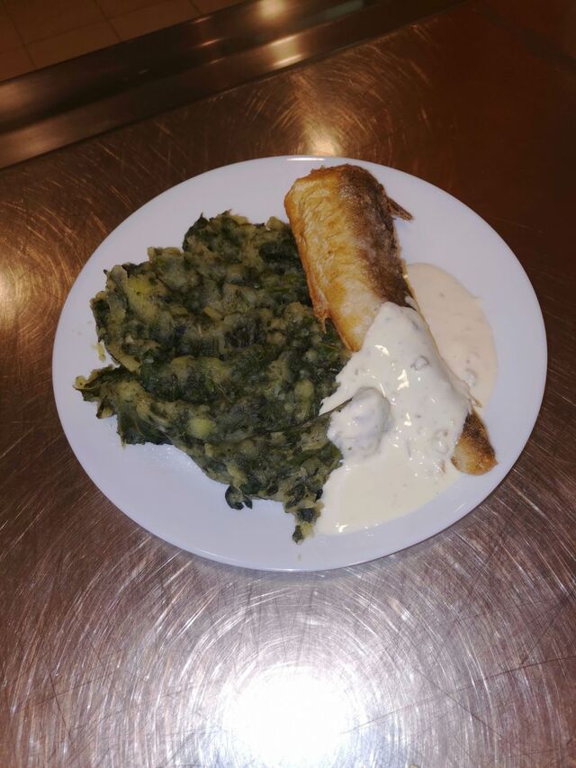 Prženi oslić s tartar umakom, blitva s krumpirom