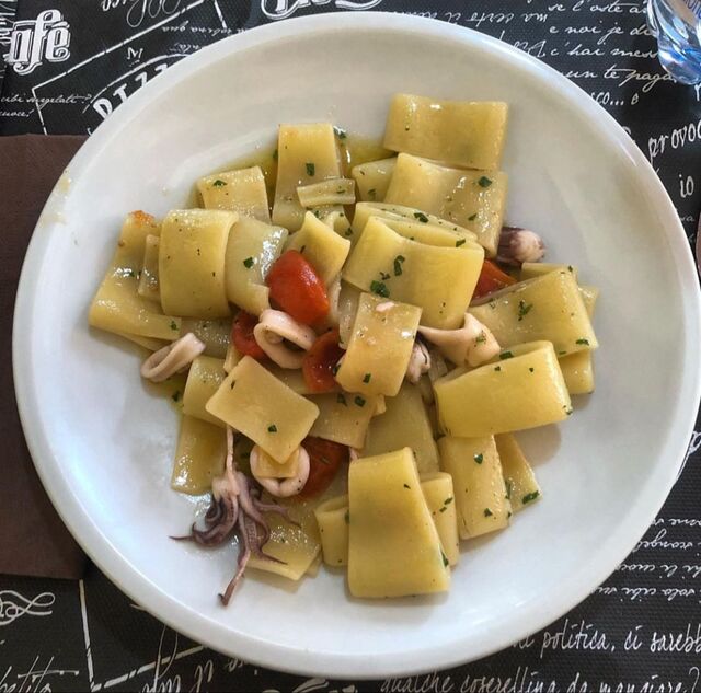 Paccheri con calamari e pomodorini