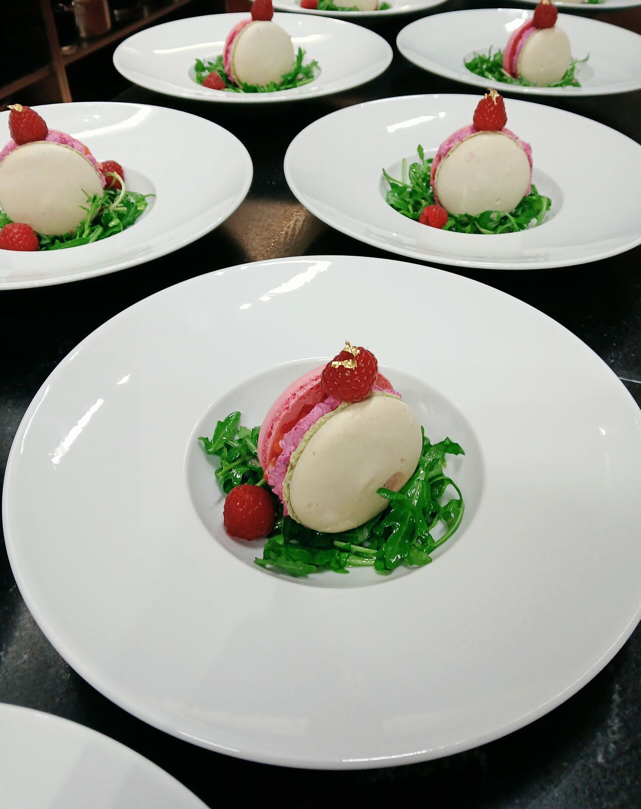 Macaron betterave, framboise, saumon fumé, thé matcha