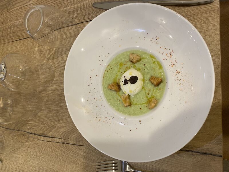 Gaspacho de concombre, glace chèvre et c est croûtons