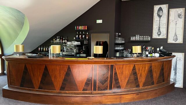 Le comptoir du Set'Club Bar-Restaurant avec ce sublime meuble provenant du Casino de Dinard