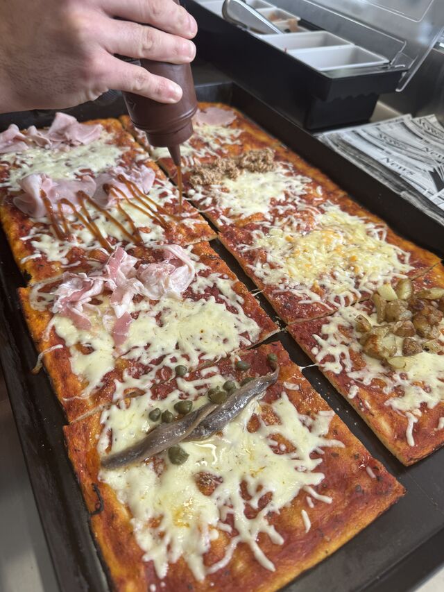 Condimentar las pizzas