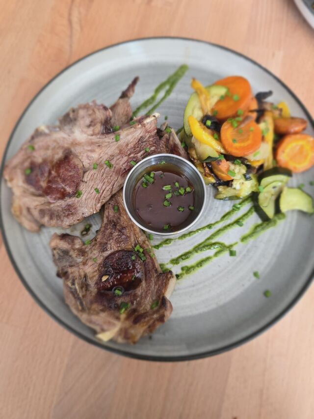 Côtelettes d'agneau et ses légumes rôties rôties maison 