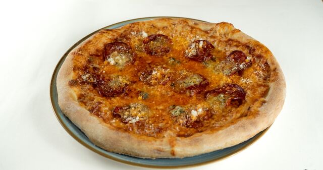 Pizza Quattro formaggi cu salam picant 