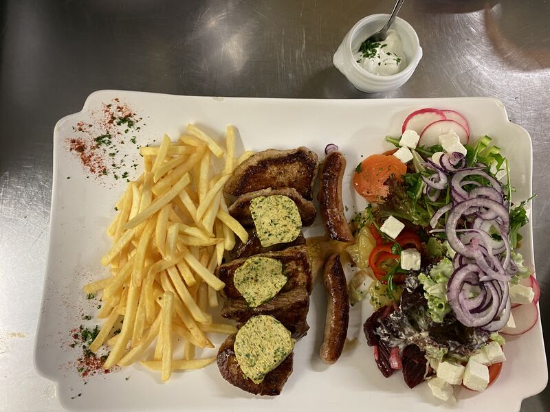 Grillplatte mit Pommes, Schafskäse und Knoblauchdip