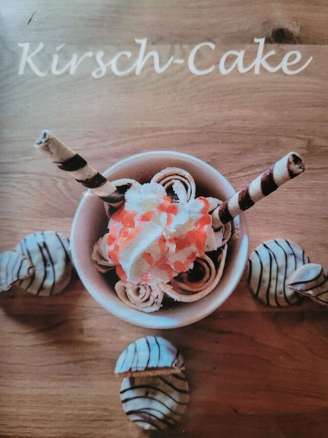 Ein Hauch von Amarena-Kirsch in unseren Kirsch-Cake-Ice-Rollen ist genial.