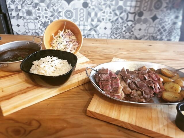 Picanha à descrição, servida com batatinhas assadas, arroz, feijão e salada à Casquinha 