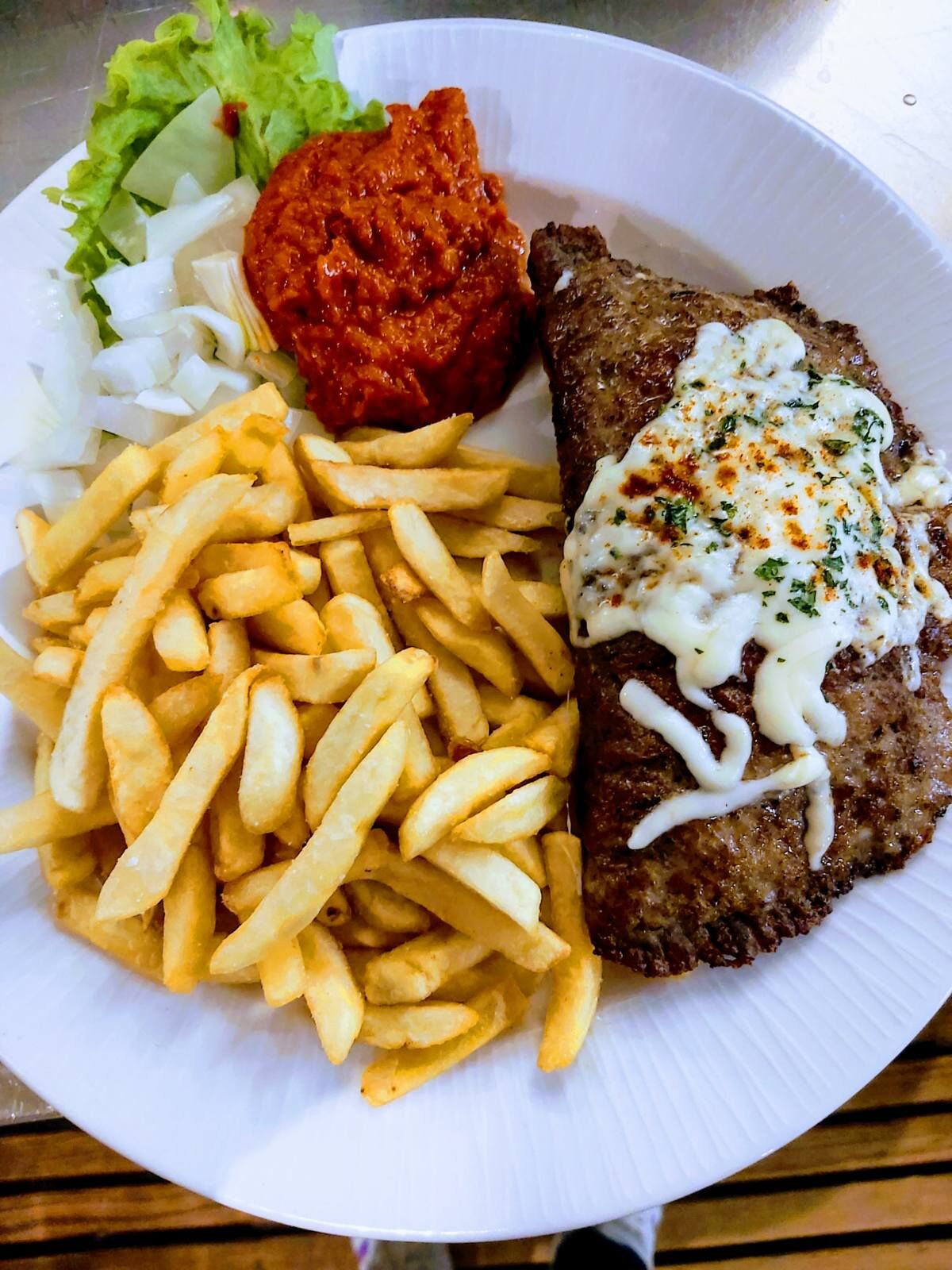 Punjena pljeskavica s prilogom