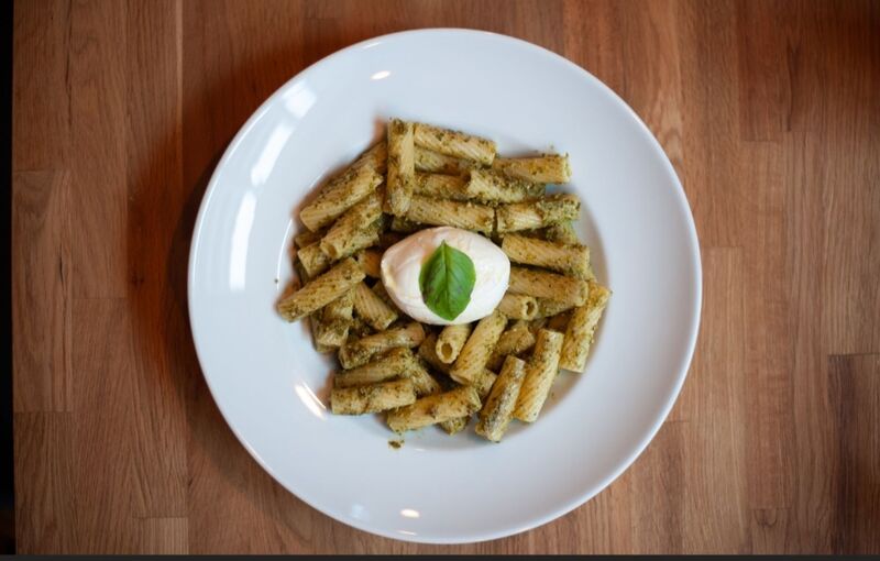 Pasta al pesto e Burrata. Basilikum pesto und mozzarella Burrata.