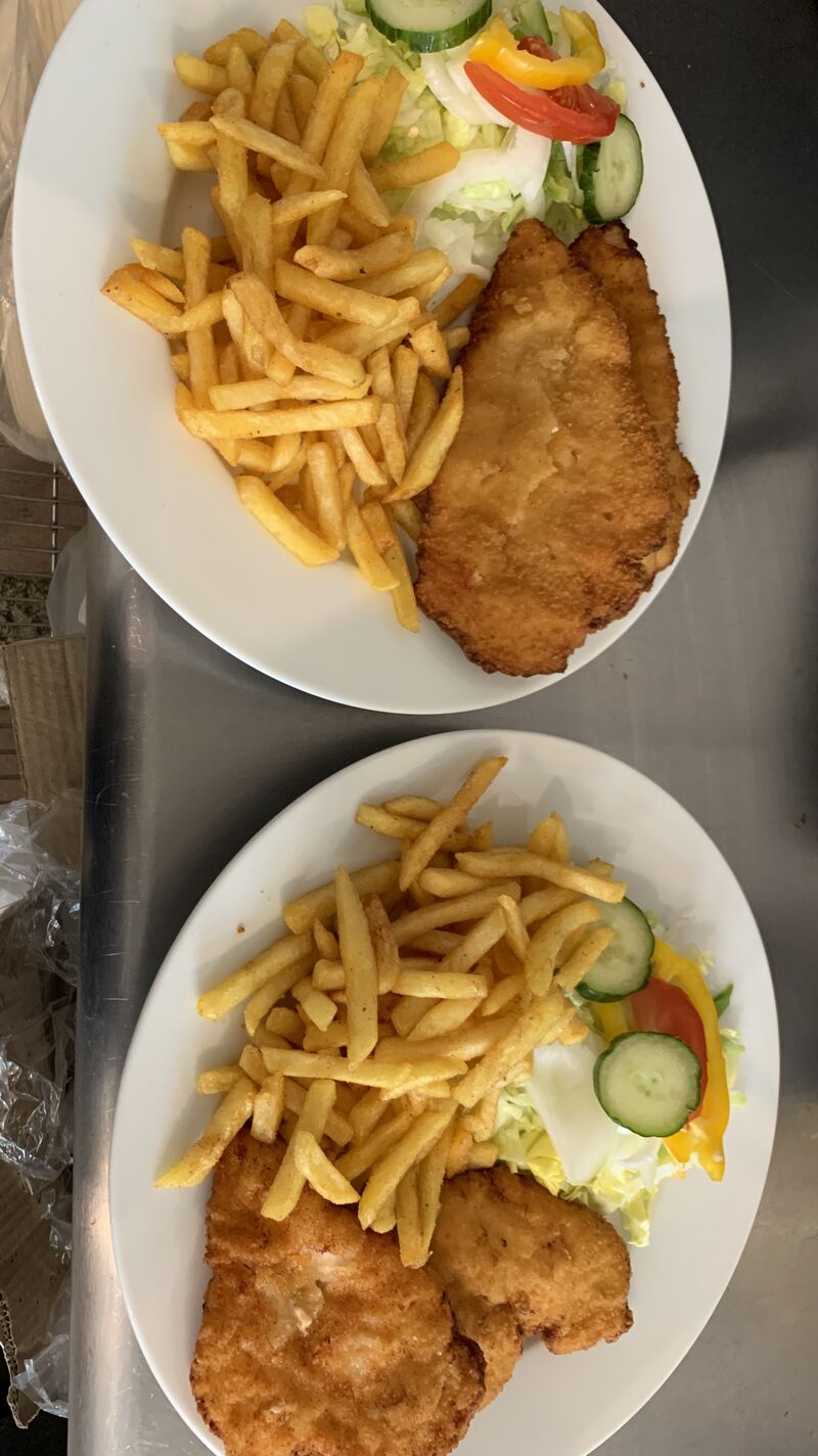 Schnitzel mit Pommes und Salat 