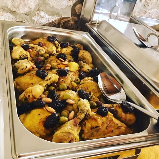 Bac gastro de tajine de poulet aux olives et pruneaux