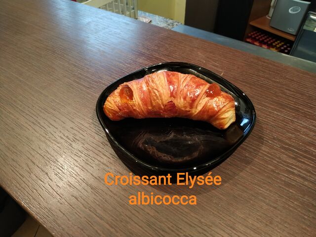 Cornetto Elysée con crema all'albicocca