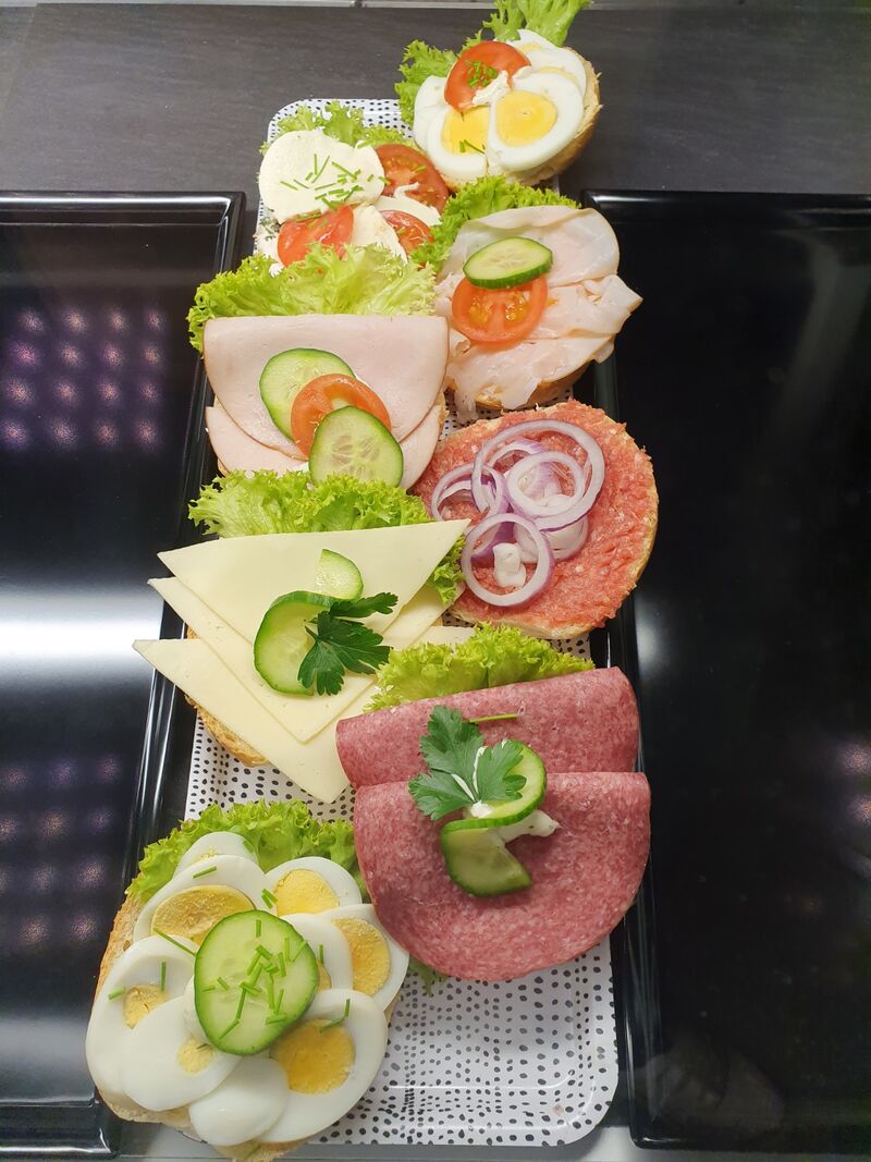 Wir belegen Euch die frisch auf Bäcker-Brötchen.