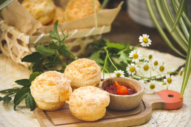 Pão de queijo : Petit pain au fromage sans gluten, à base d'amidon de tapioca.