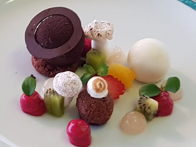 Dolce di arancia e cioccolate al latte con finanziere alle nocciole 