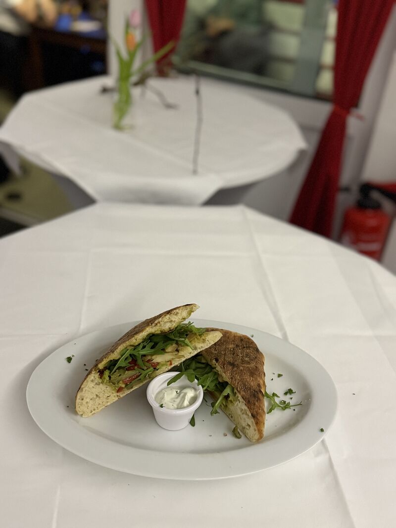 Mediterranes Sandwich mit Avokado, Gegrilltem Gemüse und Rucola