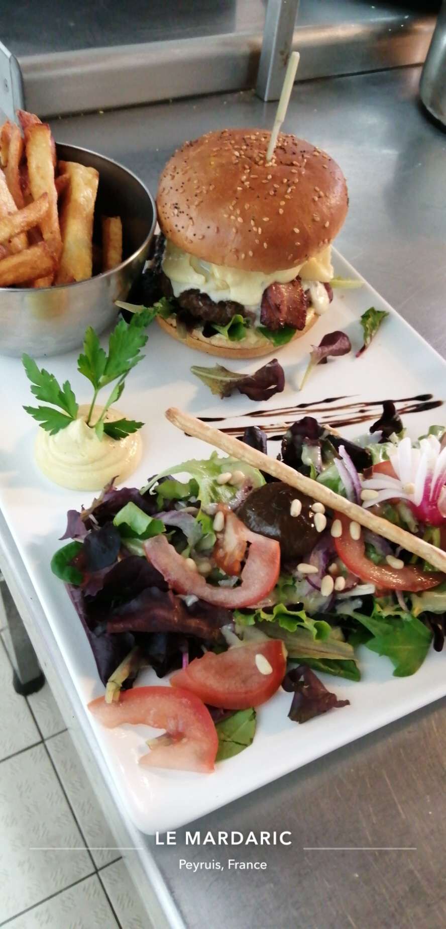 Burger au reblochon gratiné 