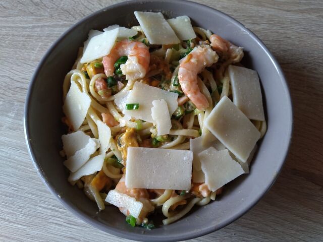 Linguines carbonara de la mer (crème, crevettes, moules,saumon)
