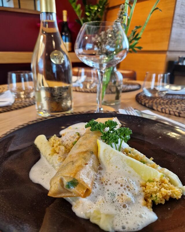Exemple de plat du jour : Nems de saumon et crevettes, boulgour printanier, écume de poisson.