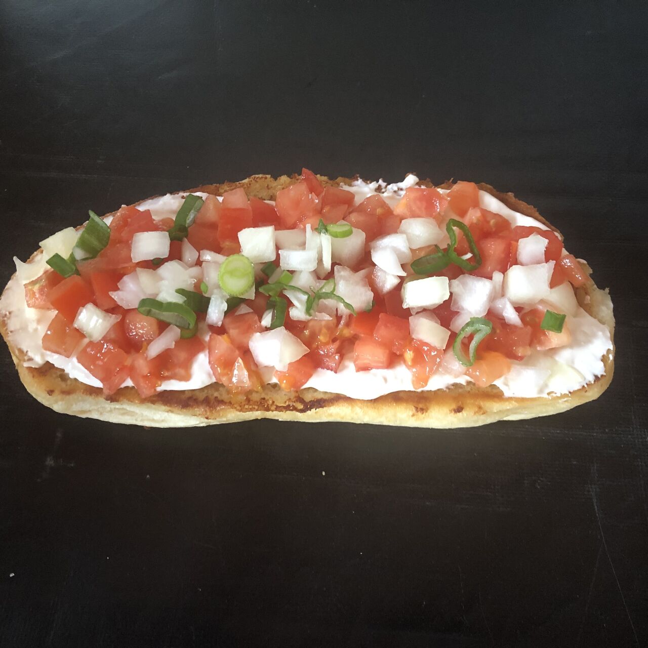 Mit knoblauchcreme, Tomaten und Zwiebeln 