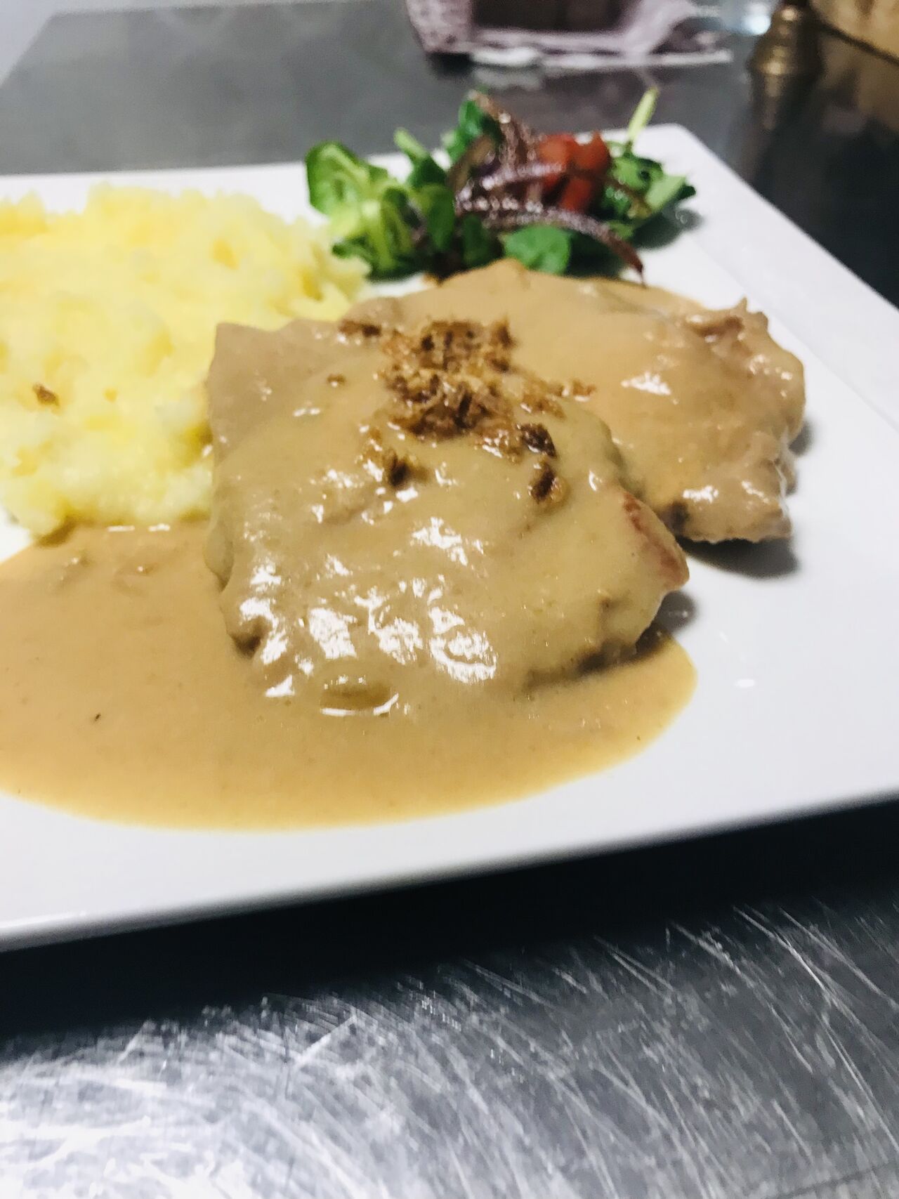 Plátok na cibuľovej omáčke s zemiakovou kašou