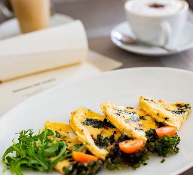 Omlet z warzywami - suszony pomidor/ szpinak
Zestawy śniadaniowe od godz 9.00
do każdego wybranego kawa / herbata / sok gratis
