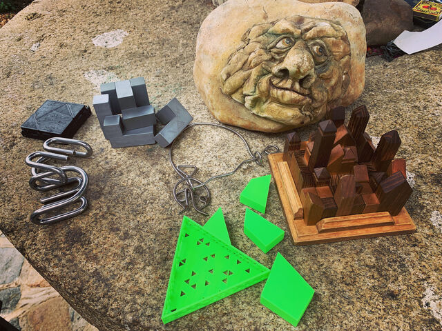 Při čekání na jídlo se můžete pokusit vyřešit některý z hlavolamů.