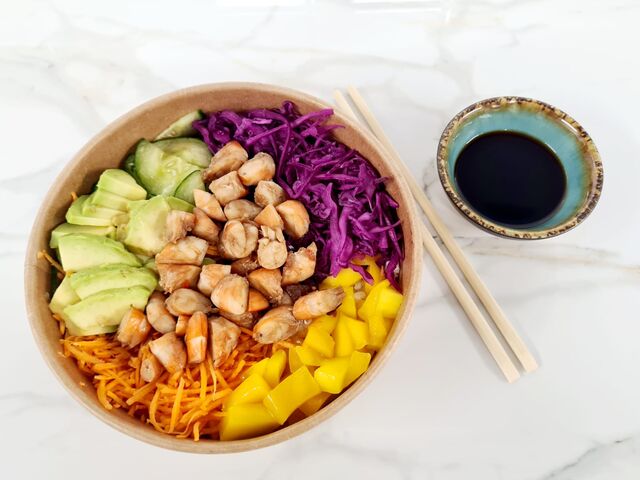 Poké bowl Crevettes : base riz vinaigré ou quinoa, crevettes, manque, concombre, avocat, choux rouge, carotte
12,90 euros