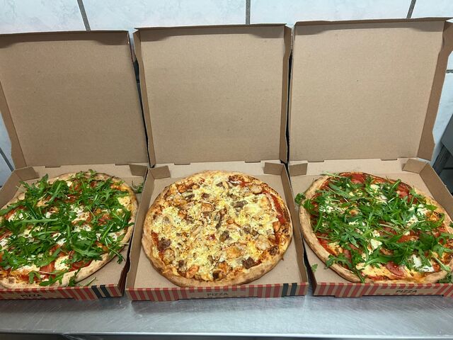 Unsere Pizzen werden mit frischen Zutaten und viel Liebe zum Detail zubereitet.