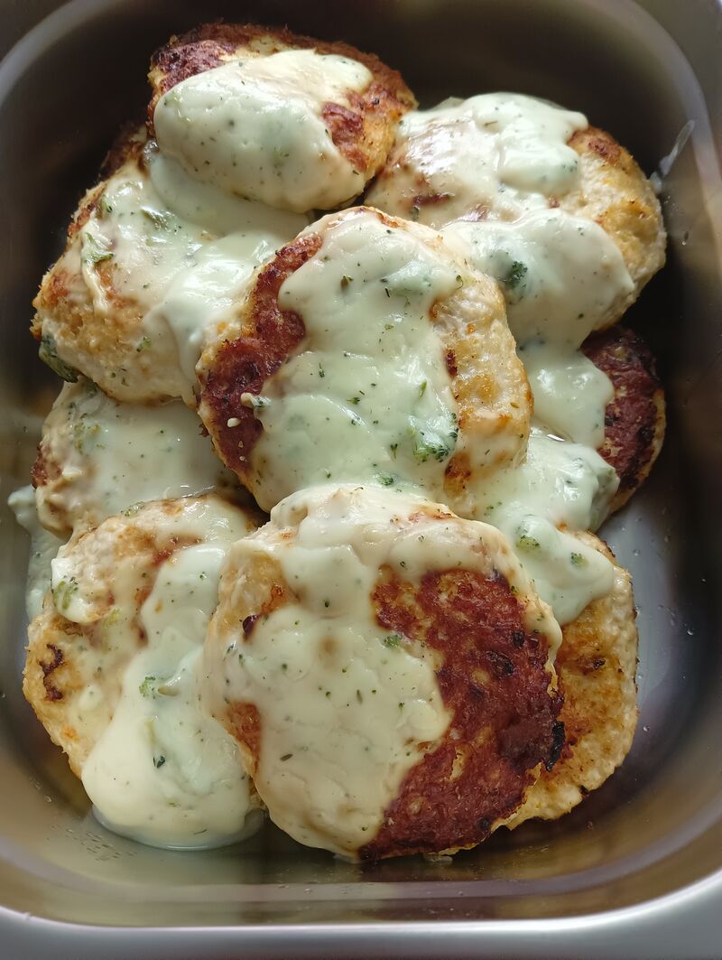 Mielony z piersi kurczaka w sosie 4 sery z brkułem