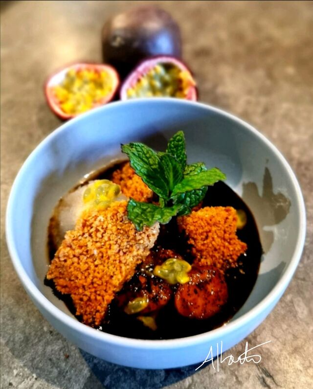 Crumble Banane, café moulu, noix de coco, flambé à l'armagnac accompagné d'une boule de sorbet banane fait maison.