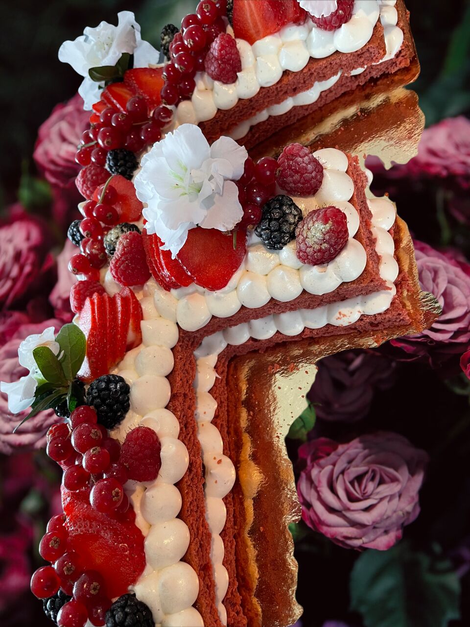 Number cake ganache montée vanille de madagascar, fraises et fruits rouges . 