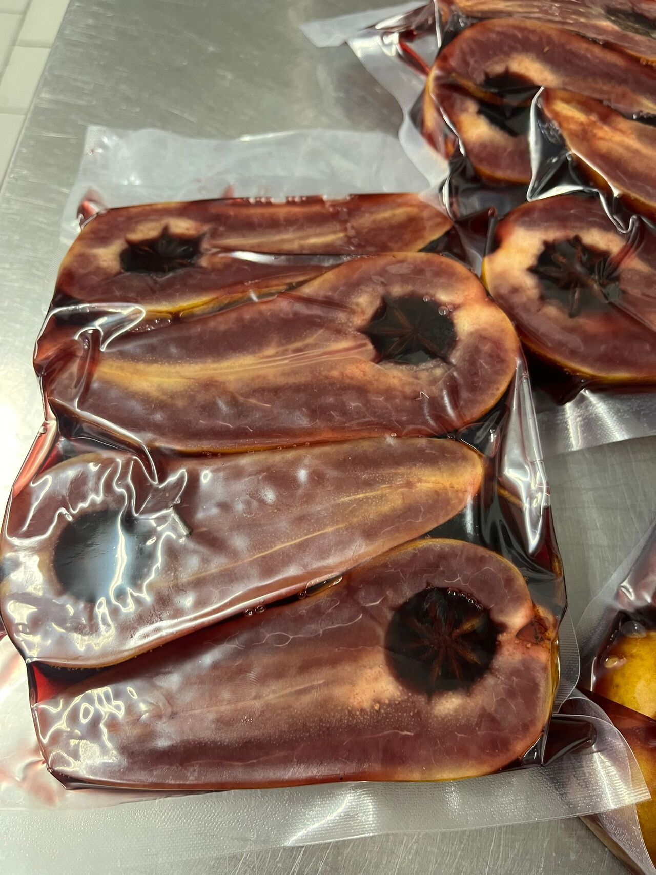 Hrušky naložené v portském víně s badyánem 